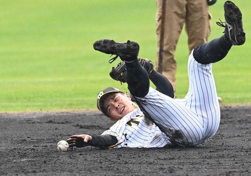 泥だらけになりながらボールに食らいつく熊谷（撮影・田中太一）