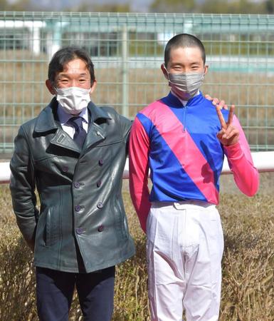 師匠の石橋師（左）とデビュー２連勝を飾った角田大河＝阪神競馬場（撮影・石湯恒介）