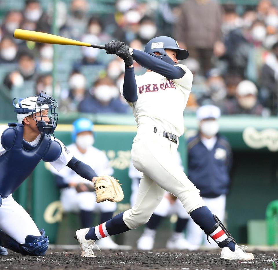 ４回浦和学院無死三塁、バックスクリーンに２ランを放つ浦和学院・高山維月＝甲子園（撮影・伊藤笙子）