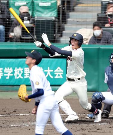 　右翼席へソロ本塁打を放つ浦和学院・金田＝３月２４日