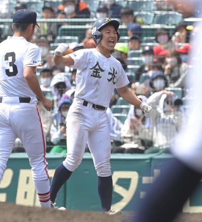 塁上で雄たけびを上げる金光大阪・岸本紘一＝甲子園（撮影・高部洋祐）