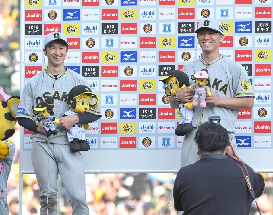 　お立ち台で笑顔を見せる阪神・近本（左）と完封で今季初勝利を飾った伊藤将（２２日）
