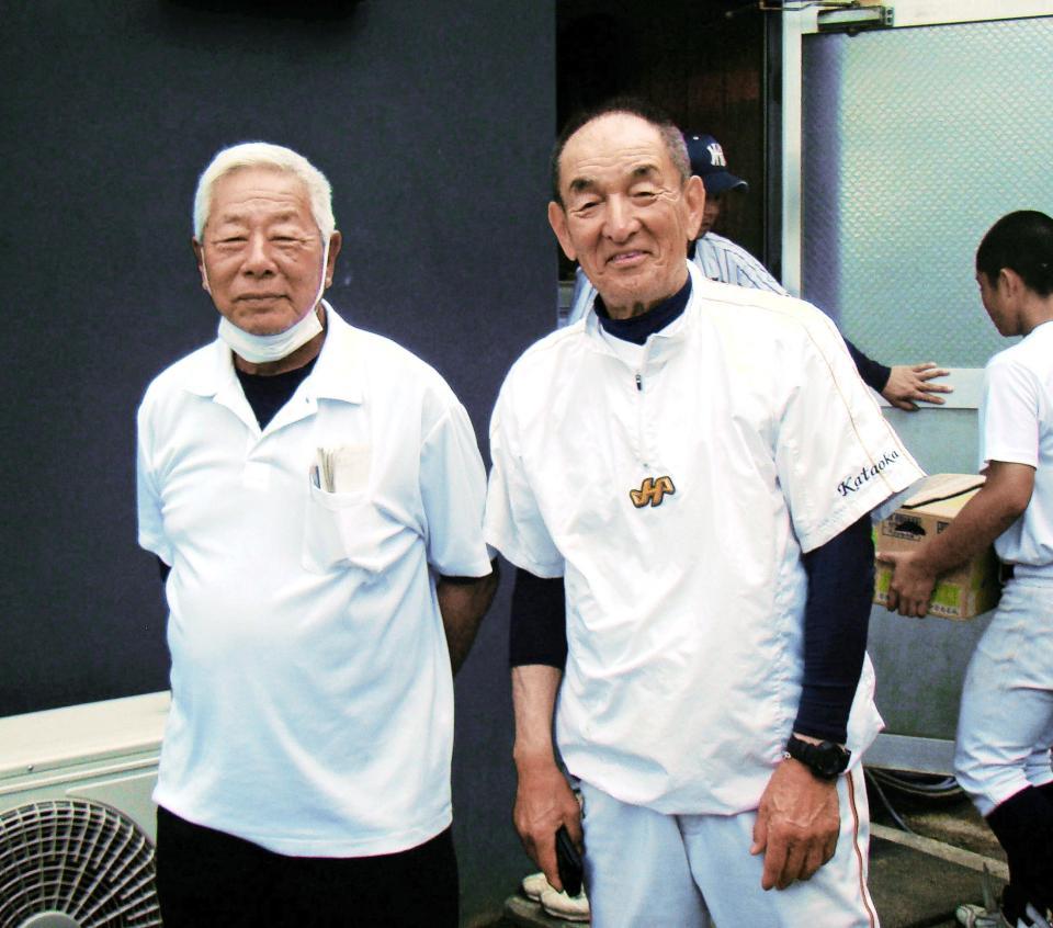 　高校野球の指導者として再会した東大阪大柏原・谷村アドバイザーと呉港・片岡監督（左から）