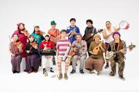 　パスカルズ。前列中央がロケット・マツ、同左端が松井亜由美、後列右から２人目が坂本弘道