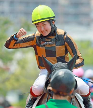７週連続勝利を挙げた今村聖奈騎手（６月１９日、阪神競馬場）