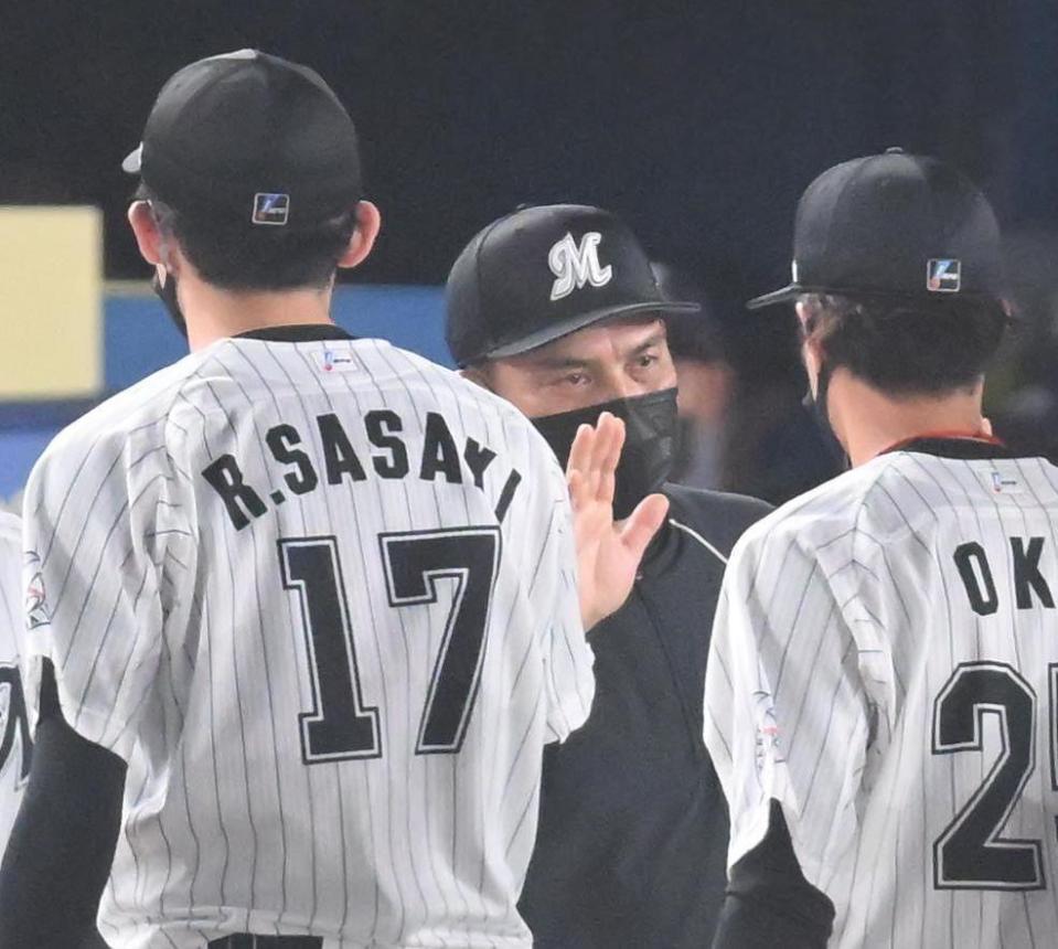 試合後、佐々木朗（左）を迎える井口監督＝22日・ＺＯＺＯマリン（撮影・堀内翔）