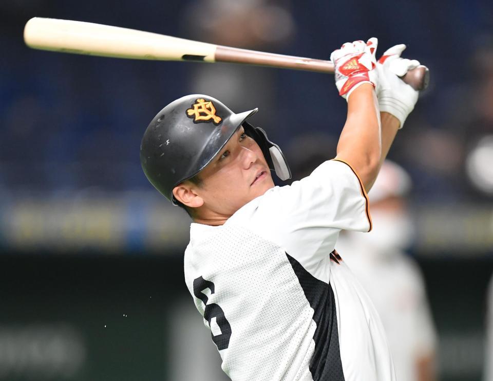 試合前練習でロングティーを行う巨人・坂本勇人＝２１日・東京ドーム（撮影・西岡正）