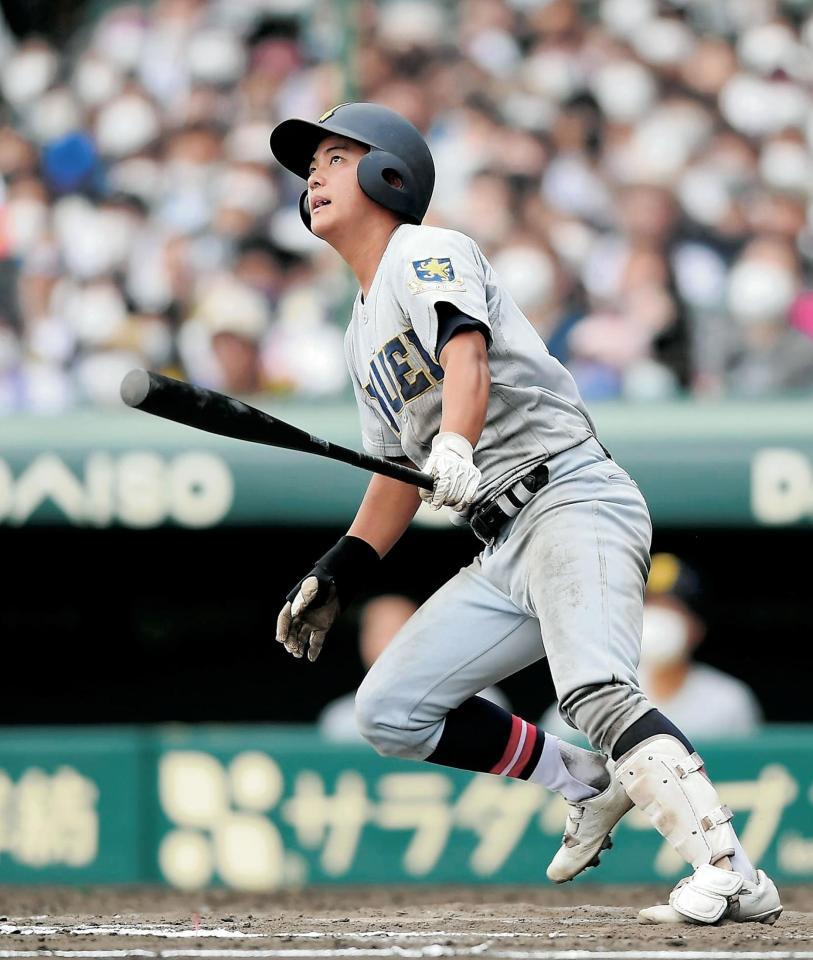 ７回、満塁本塁打を放つ仙台育英・岩崎（撮影・石井剣太郎）