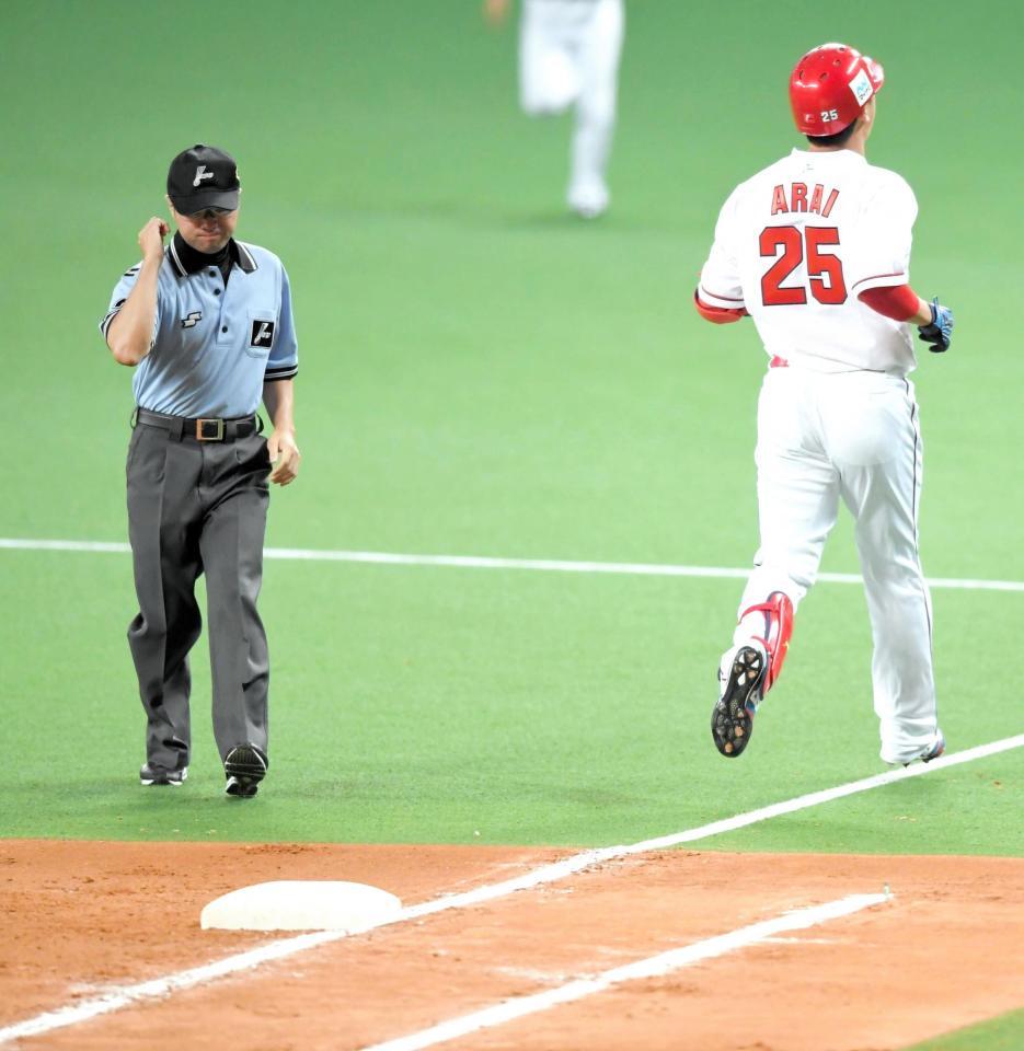 オールスター第１戦で一塁塁審を務める坂井遼太郎審判員＝１７年７月