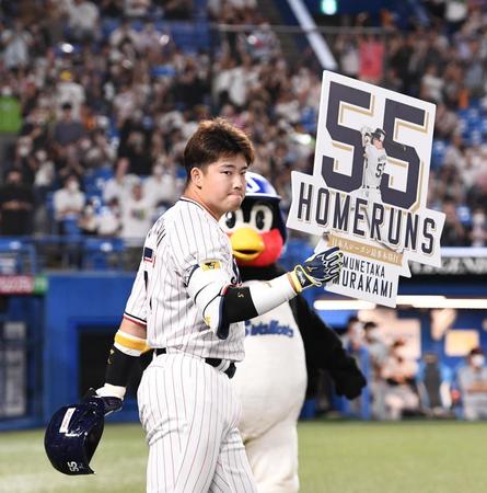 　９回、左越え２ランを放ち５５号本塁打を達成した村上＝１３日（撮影・園田高夫）