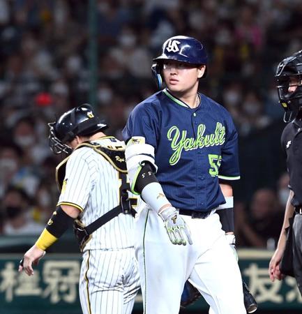ベンチに戻る村上（撮影・山口登）＝18日、甲子園