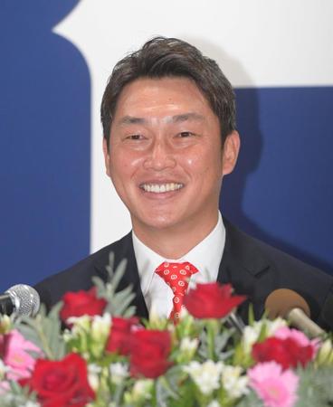 　就任会見を行い抱負を語る広島・新井貴浩新監督＝１２日