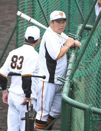 　原監督（左）と話す大久保打撃チーフコーチ（撮影・佐藤厚）