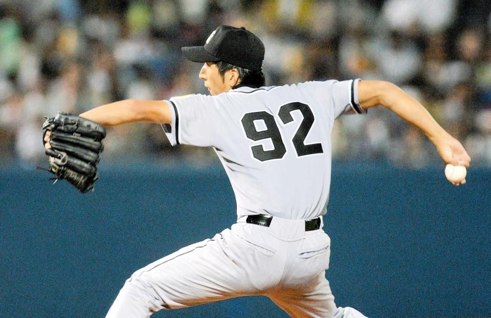 背番号「９２」でプロ初勝利をマークした藤川球児（２００２年９月１１日）