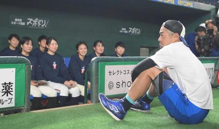 高校野球女子選抜の選手たちと話し込むイチロー氏＝３日・東京ドーム（撮影・堀内翔）