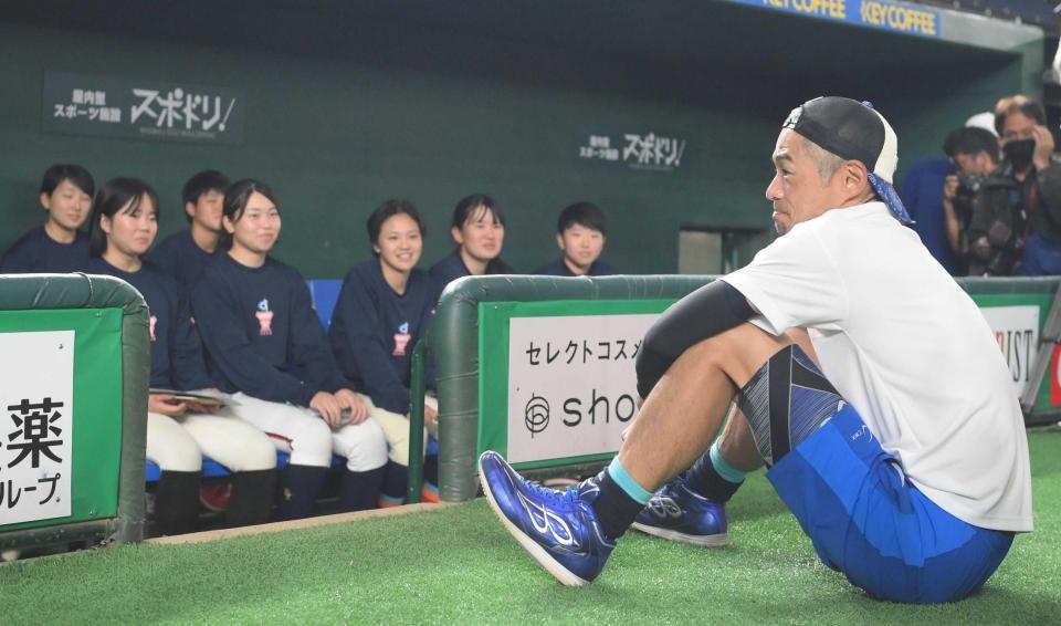 高校野球女子選抜の選手たちと話し込むイチロー氏＝３日・東京ドーム（撮影・堀内翔）