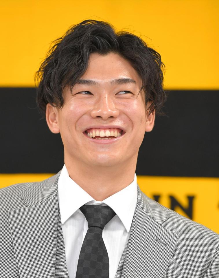 　契約更改を終え、笑顔で会見する湯浅（撮影・北村雅宏）