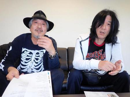 　インタビューに応える「ＴＨＥ　ＳＬＵＴ　ＢＡＮＫＳ」のＴＵＳＫこと板谷祐（左）と、ＤＵＣＫ-ＬＥＥこと戸城憲夫＝東京・音羽