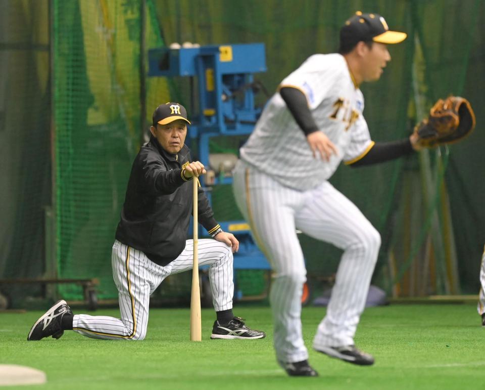 　大山（手前）らのチームプレー練習を見守る岡田監督＝２月６日