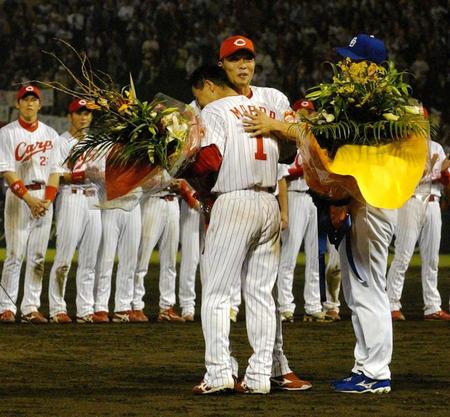 　浅井さんの引退試合で号泣する同級生・前田（左）と抱き合う＝２００６年１０月１６日