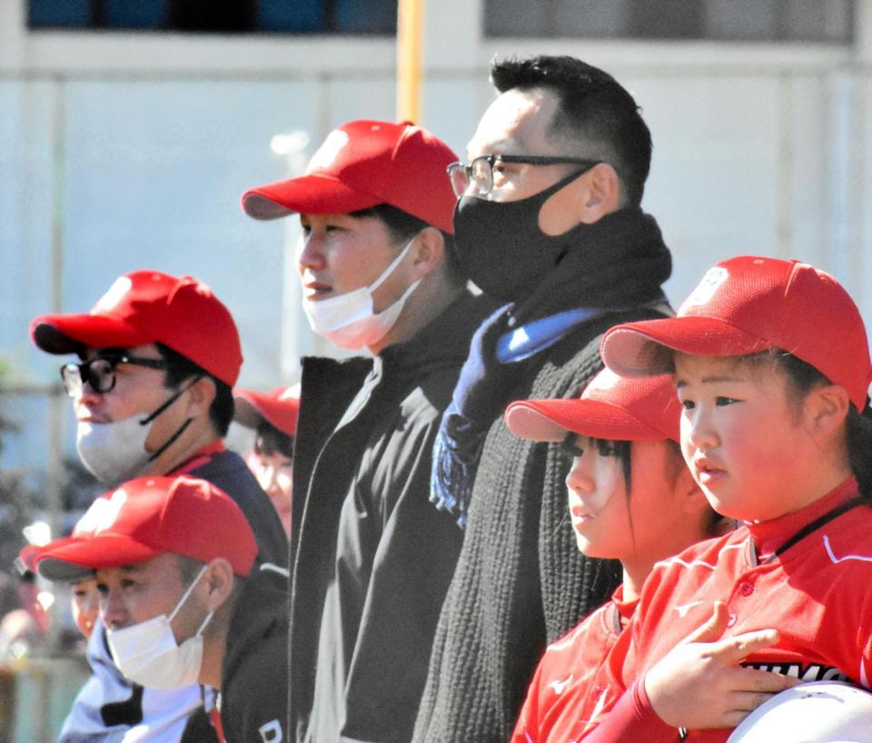 　試合を子どもたちと見守る浅井さん（右から３人目）と桑原監督（同４人目）