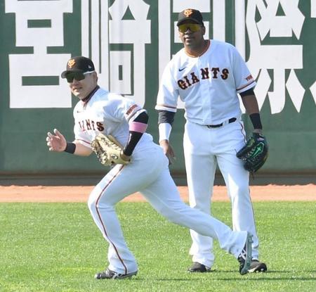 　右翼で守備につく丸（左）とオコエ＝８日撮影