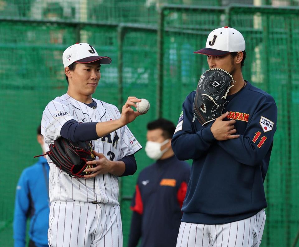 　湯浅（左）はダルビッシュと言葉を交わす（撮影・山口登）