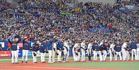 勝利を挙げスタンドのファンにあいさつする侍ジャパンナイン＝京セラドーム大阪（撮影・立川洋一郎）