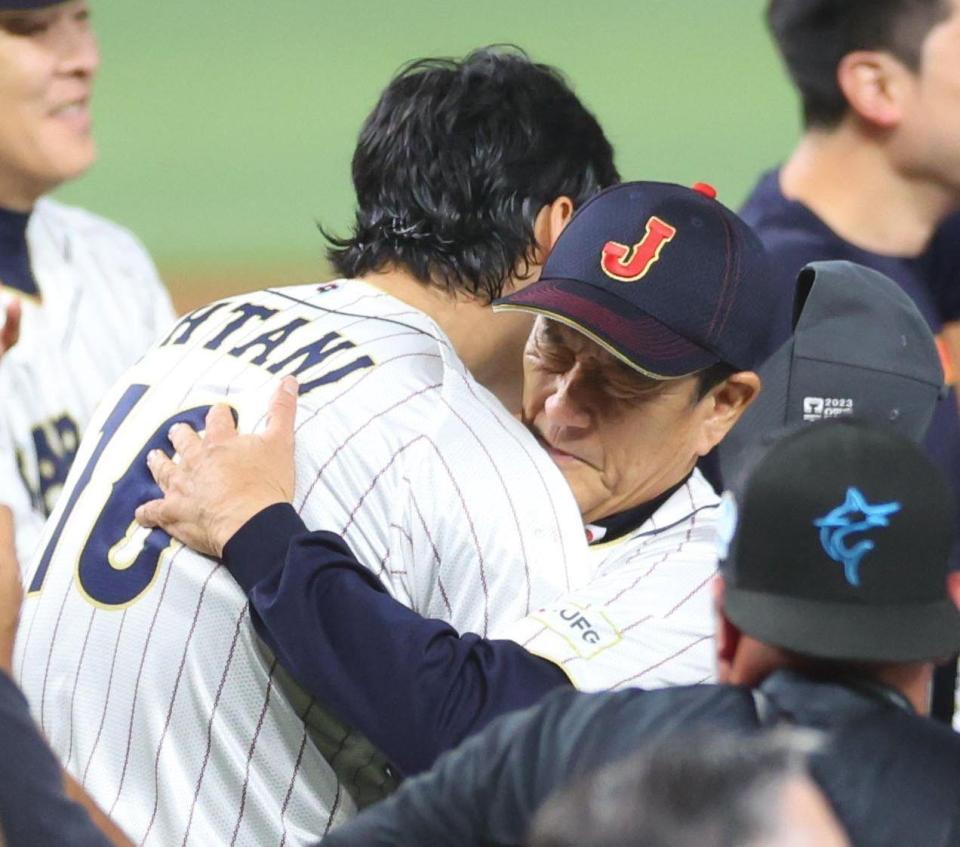 　優勝し大谷（左）と抱き合う栗山監督＝２２日