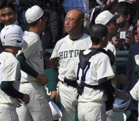 　決勝で敗れ、整列する報徳学園・大角監督（中央）＝１日