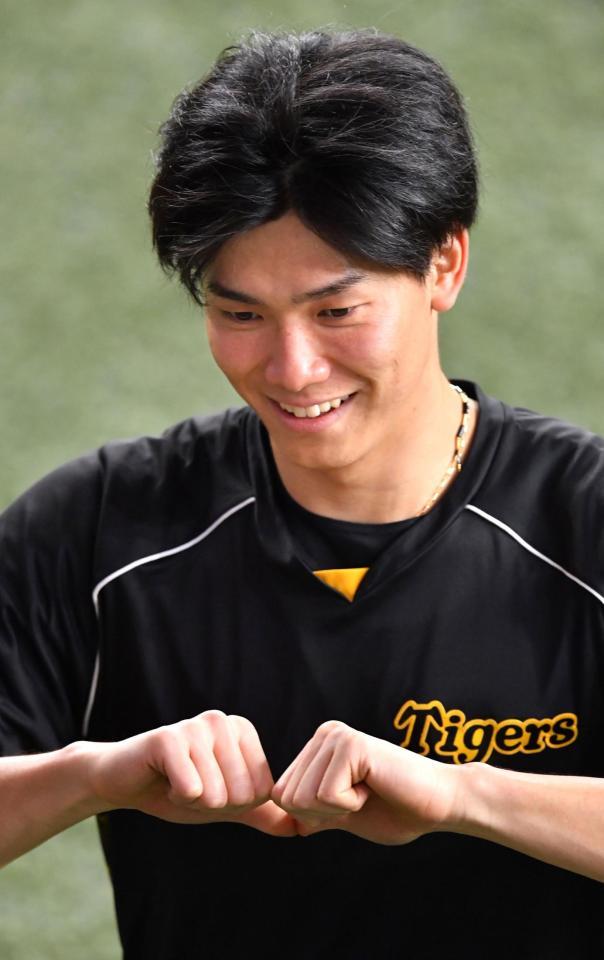 カメラに向かいポーズを決める阪神・湯浅京己＝京セラドーム大阪（撮影・中田匡峻）