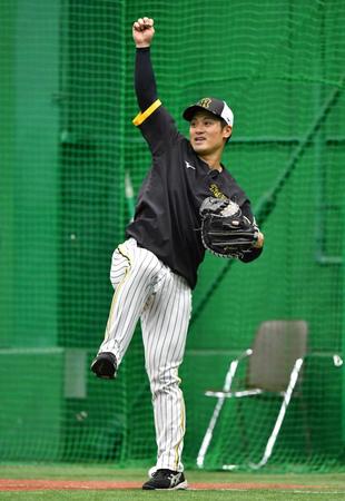 　スローイング練習をする坂本（撮影・中田匡峻）