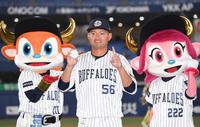 　プロ初勝利を挙げ、お立ち台でポーズを決める小木田（撮影・北村雅宏）