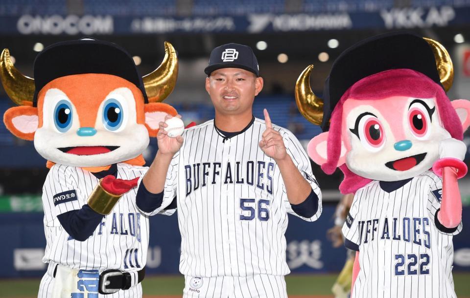 　プロ初勝利を挙げ、お立ち台でポーズを決める小木田（撮影・北村雅宏）