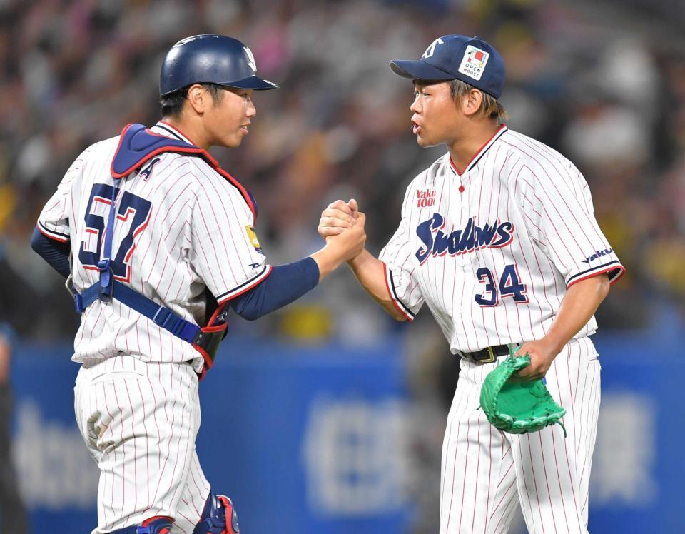 　阪神に勝利し、古賀（左）と喜び合う田口＝４月３０日
