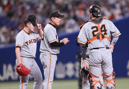　８回、マウンドに集まる原監督（中央）と巨人ナイン＝７日