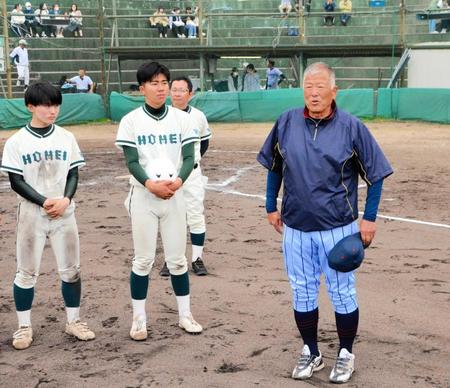 　試合後に円陣の中心で話す篠山産・長沢監督