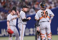 　８回、マウンドに集まる原監督（中央）と巨人ナイン＝７日