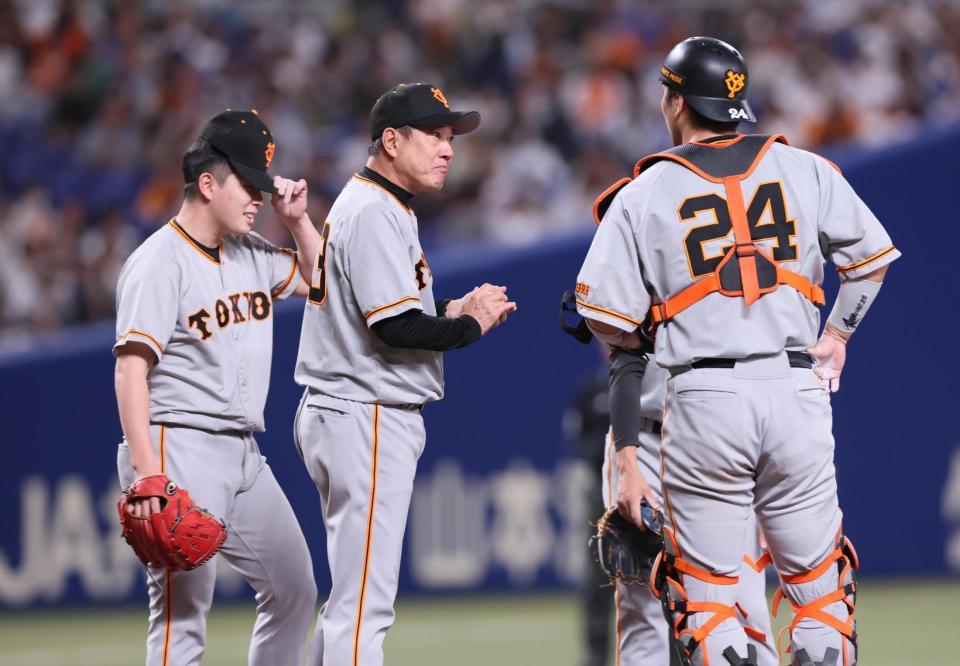 　８回、マウンドに集まる原監督（中央）と巨人ナイン＝７日