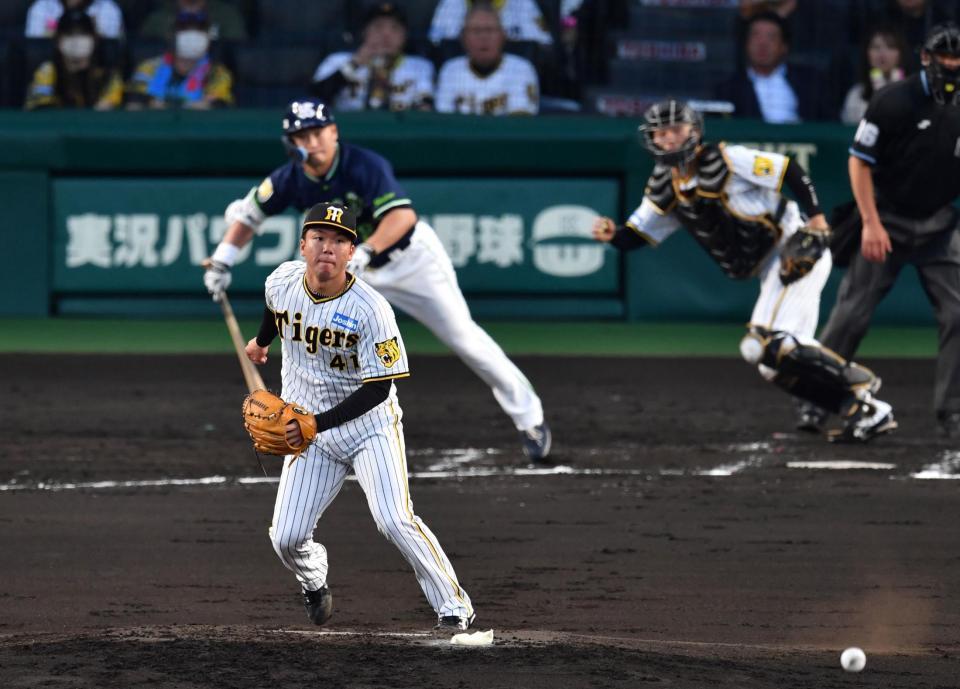 　３回、青木（後方左）を併殺打に打ち取る村上＝９日、甲子園（撮影・中田匡峻）