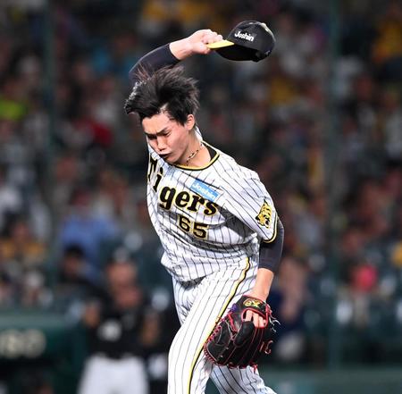 　９回、帽子を投げて悔しがる湯浅（撮影・飯室逸平）