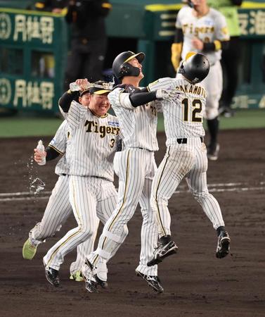 　１１回、サヨナラ打を放った小幡（中央）を笑顔で祝福する大山（３）＝撮影・山口登