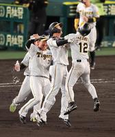 　１１回、サヨナラ打を放った小幡（中央）を笑顔で祝福する大山（３）＝撮影・山口登