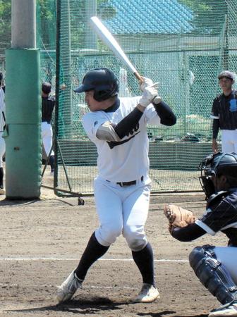 　夏の大会に向けアピールする山根大知外野手