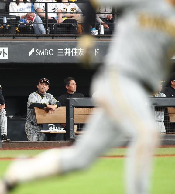 【写真】ベンチで渋い表情の岡田監督