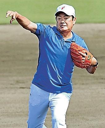 高校野球広島大会の決勝戦で始球式を務めた北別府学さん＝２０１８年７月２８日、広島・しまなみ球場