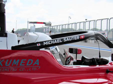 ヨーロッパで走るミハエル・サウターのマシンにはスイスと日本の国旗がプリントされている（本人提供）