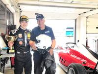 チェコでのＦ４レースで２位になり、祖父・ローランドさん（右）とともに喜ぶミハエル・サウター（本人提供）