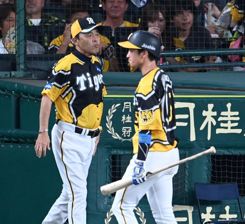 　７回、選手交代を告げにベンチを出る岡田監督（撮影・飯室逸平）