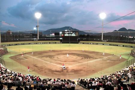 　大勢のファンで内野席が埋まった丸亀でのウエスタン・阪神－広島戦＝２９日